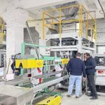 Müştəri fabrikimizdə iki ədəd 25 kq ev heyvanı qidası avtomatik çəki torbalama daşıma və paletləmə xətti işə başlayır